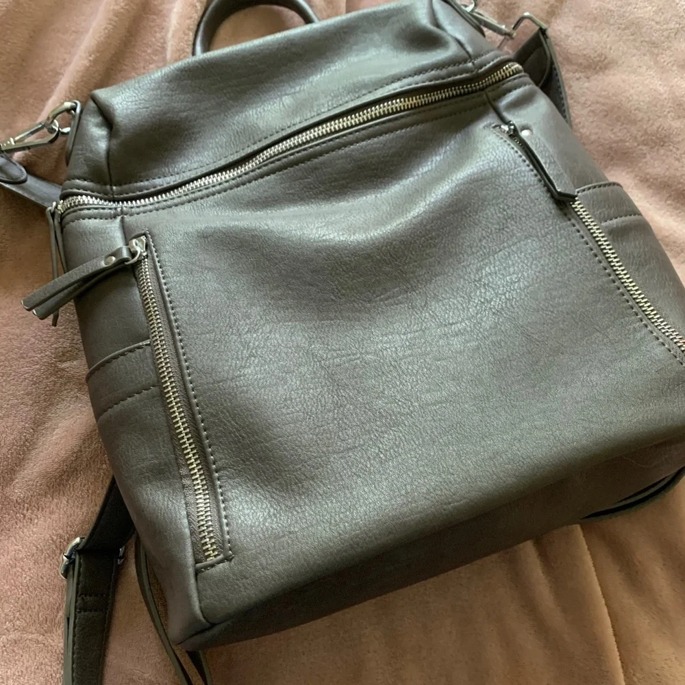 Gorgeous grey leather handbag/backpack - Picture 1 of 4